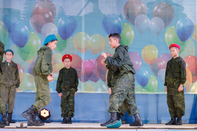 Шашки, штыки, пистолеты: выступление детей в Джанкое ужаснуло сеть (фото)