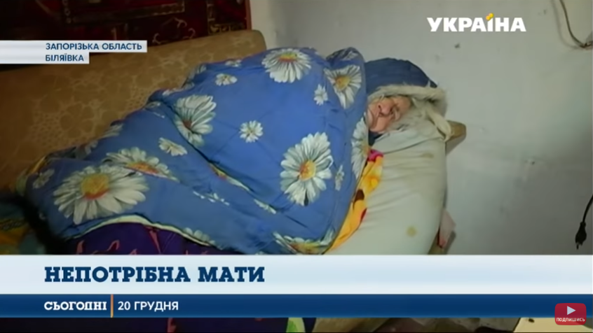 Родной сын довел: в Запорожье женщина забирает еду у собак, чтобы выжить