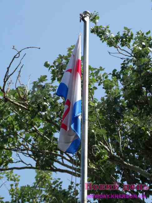 Під Херсоном вкрали прапор українського корабля і замінили його радянським (фото)