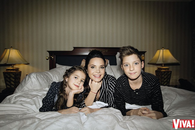 Лілія Подкопаєва з донькою Кароліною і сином Вадимом