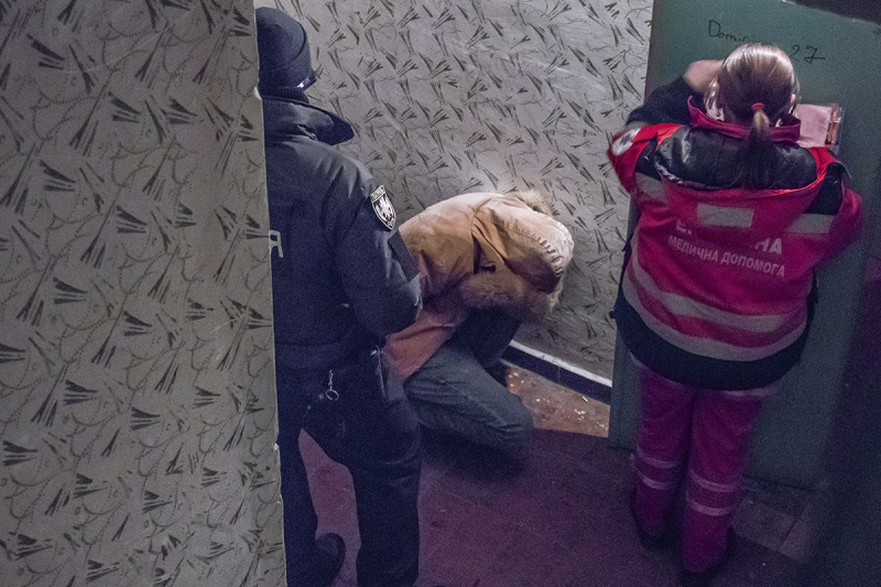 Убил и выпрыгнул в окно: в Киеве мужчина попытался покончить жизнь самоубийством