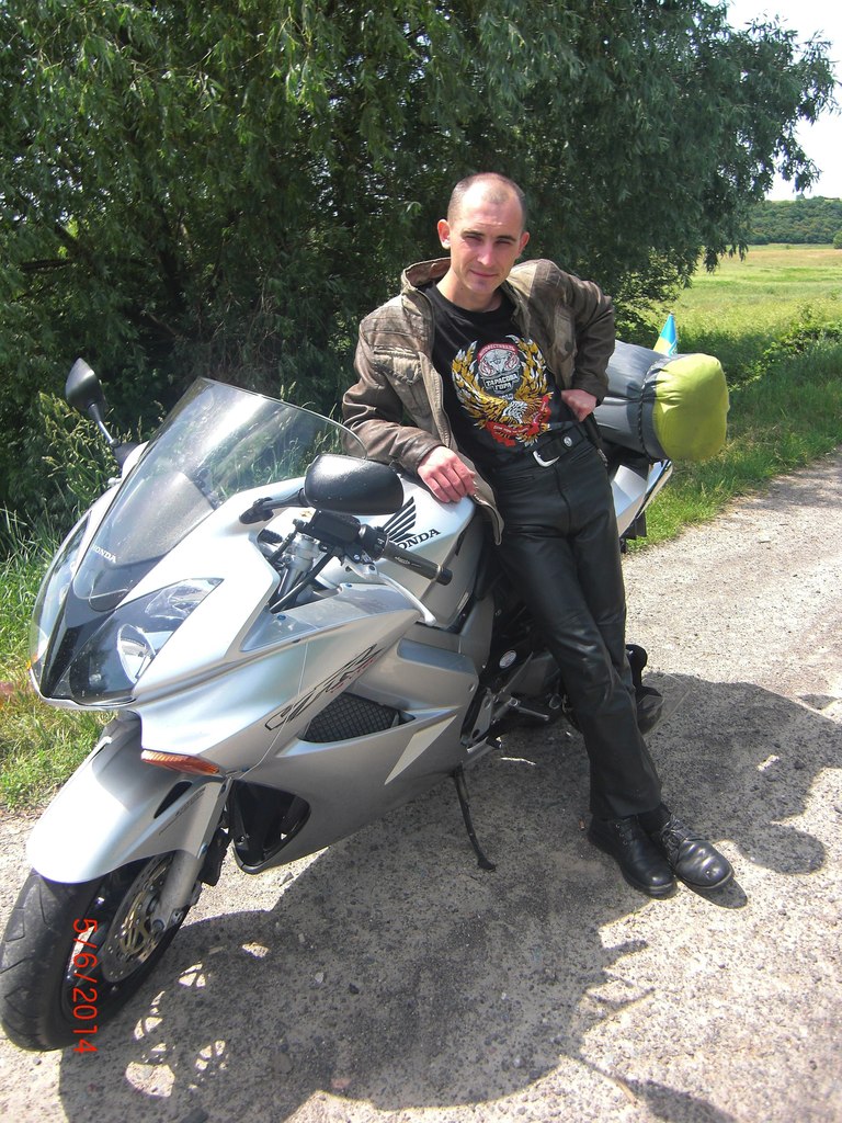 В Киеве байкер догнал вора и вернул женщине украденную сумку