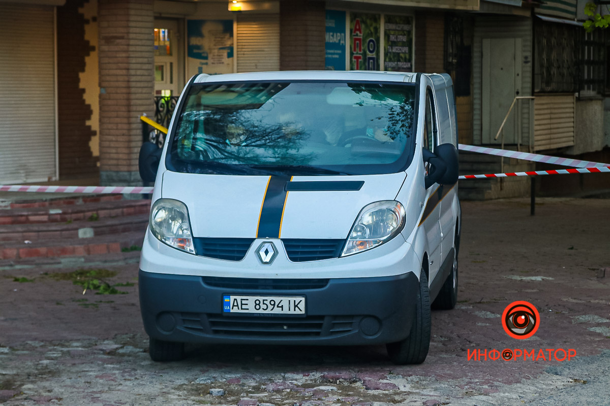 У Дніпрі чоловік викинувся з вікна 8 поверху і впав на жінку