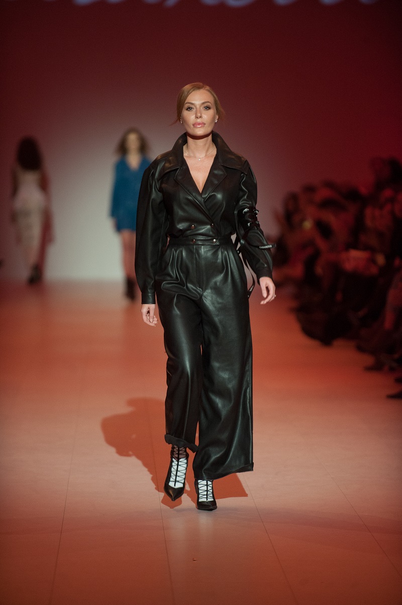 Слава з &quot;НеАнгелів&quot; вийшла на подіум під час показу українського бренду (фото)