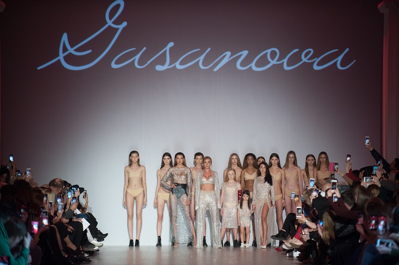 Слава з &quot;НеАнгелів&quot; вийшла на подіум під час показу українського бренду (фото)