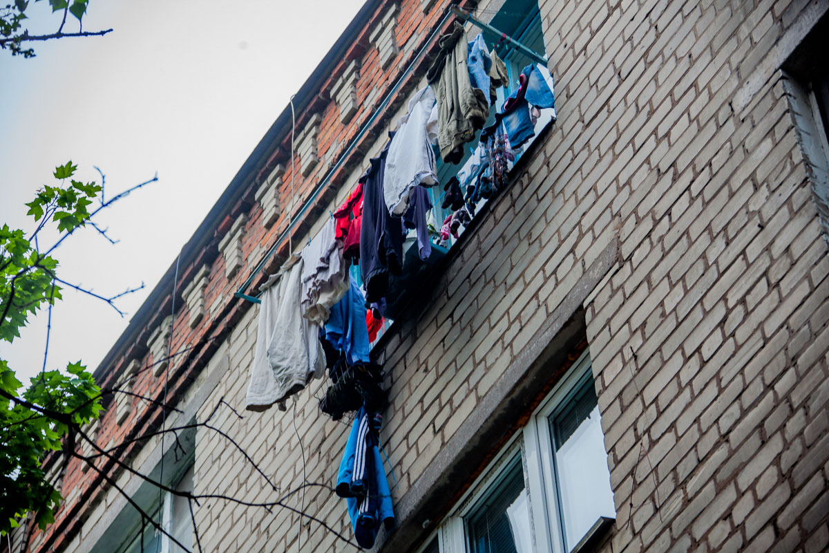 В Дніпрі з п'ятого поверху випала дитина, поки мати прибирала двір