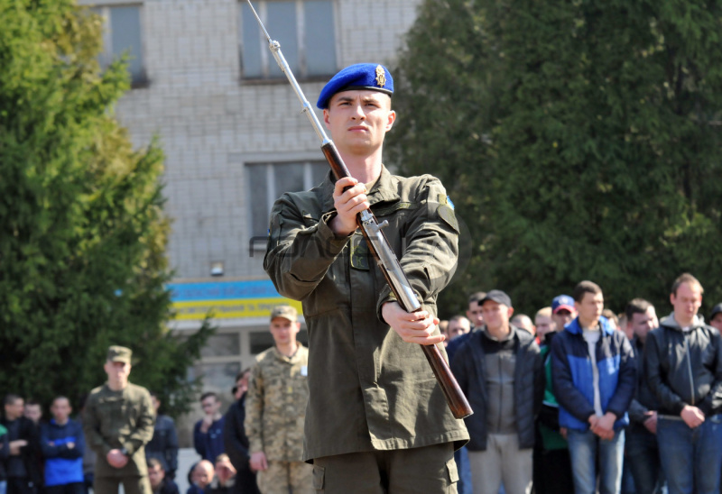 В Украине стартовал весенний призыв: в Харькове состоялись торжественные проводы (фото)