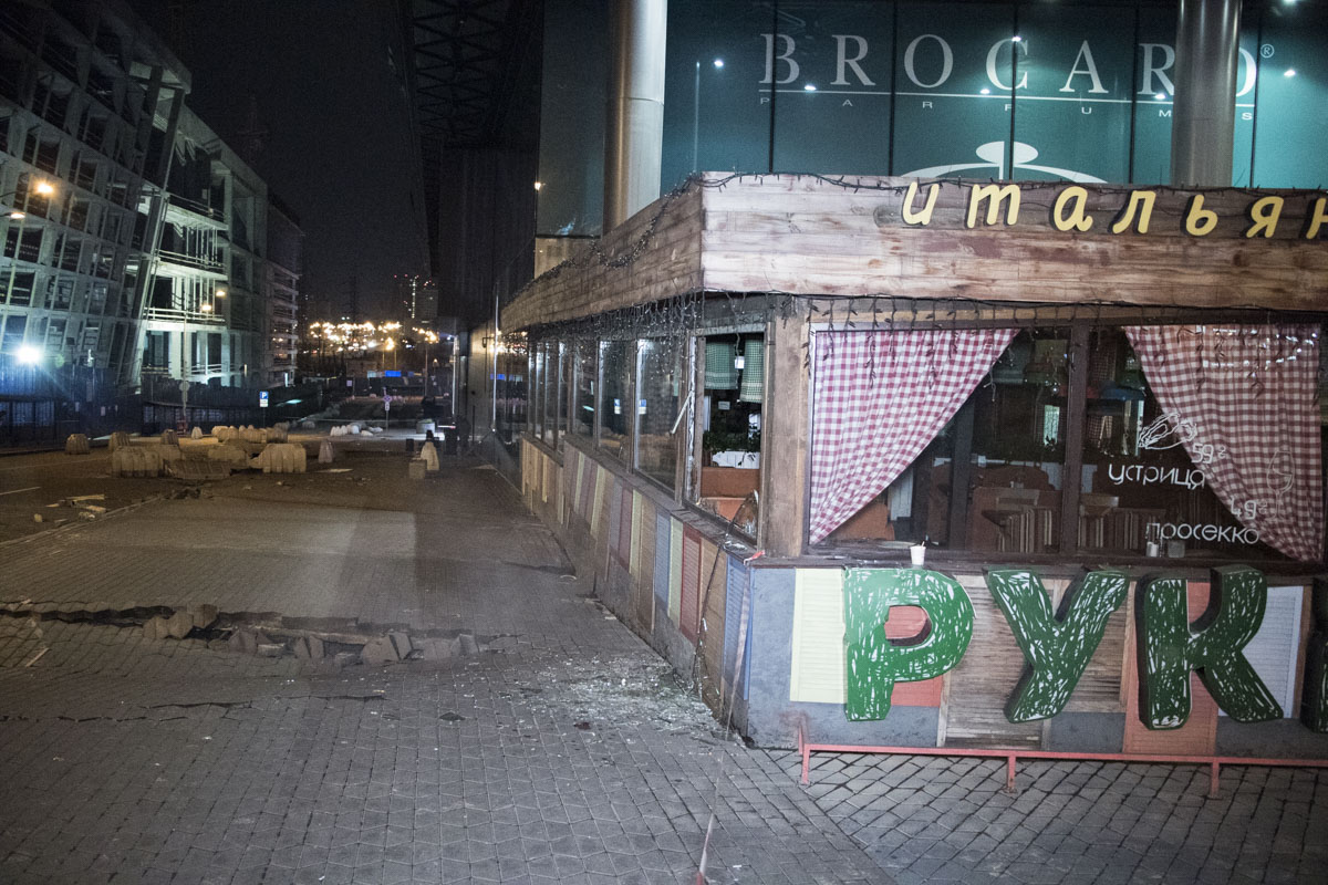 Новый провал: что изменилось за ночь возле затопленного Ocean Plaza в Киеве