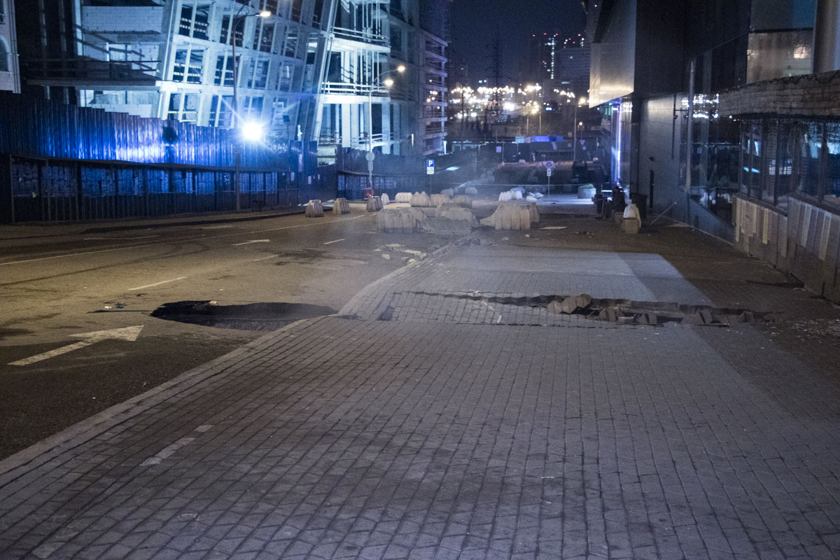 Новый провал: что изменилось за ночь возле затопленного Ocean Plaza в Киеве
