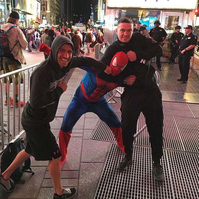 Украинские богатыри Усик и Ломаченко атаковали Спайдермена в центре Нью-Йорка