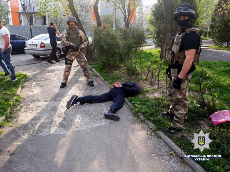 У Львові банда з шести здирників вимагала у чоловіка десятки тисяч доларів (фото)