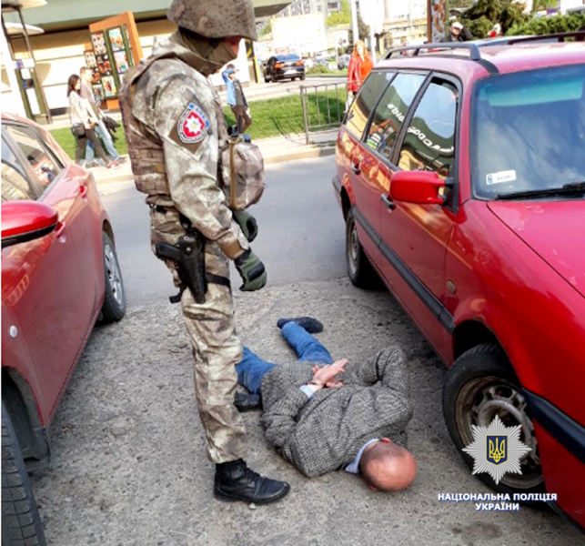 У Львові банда з шести здирників вимагала у чоловіка десятки тисяч доларів (фото)