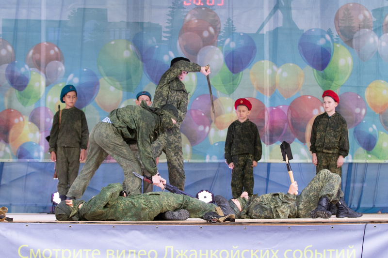 Шашки, штыки, пистолеты: выступление детей в Джанкое ужаснуло сеть (фото)