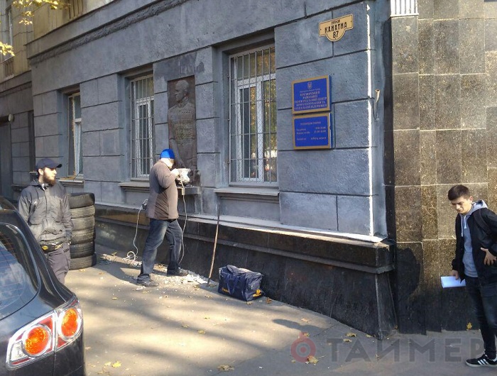 В Одесі знесли маршала Жукова, який ненавидів українців (відео)