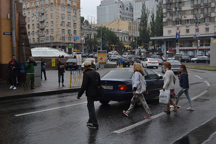 "Зебра лучше, чем венок": киевляне требуют легализовать пешеходный переход на Бессарабке
