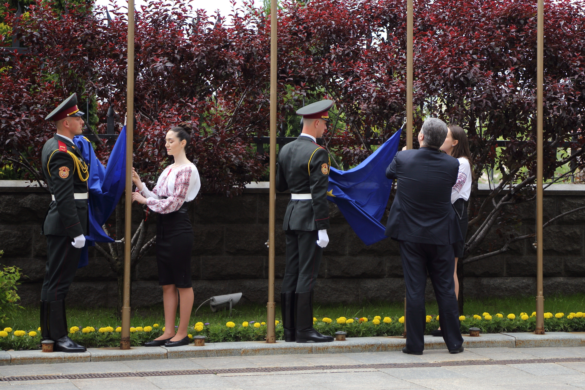 Порошенко и дети поднимают флаги ЕС на Дне Европы