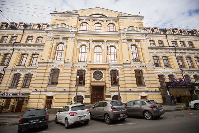 Парадний вхід колишнього комерційного училища в Києві