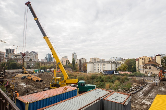Будмайданчик на місці знесеного Сінного ринку в Києві