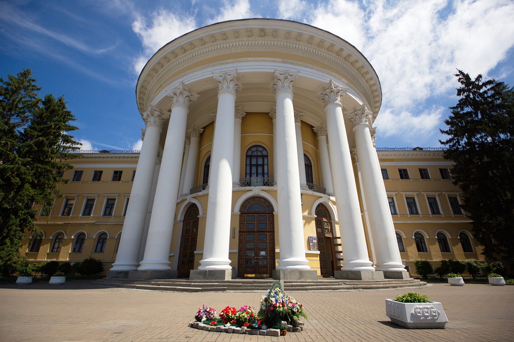 Здание Международного центра культуры и искусств в Киеве