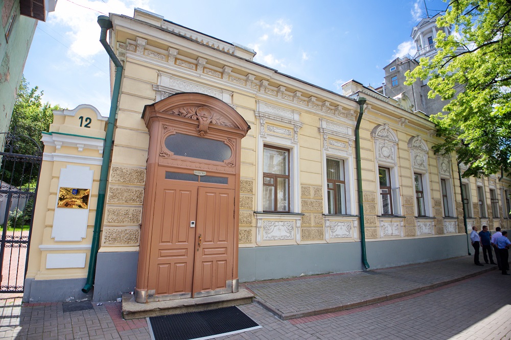 Улица Институтская, 12 – особняк Трепова (Бродских)