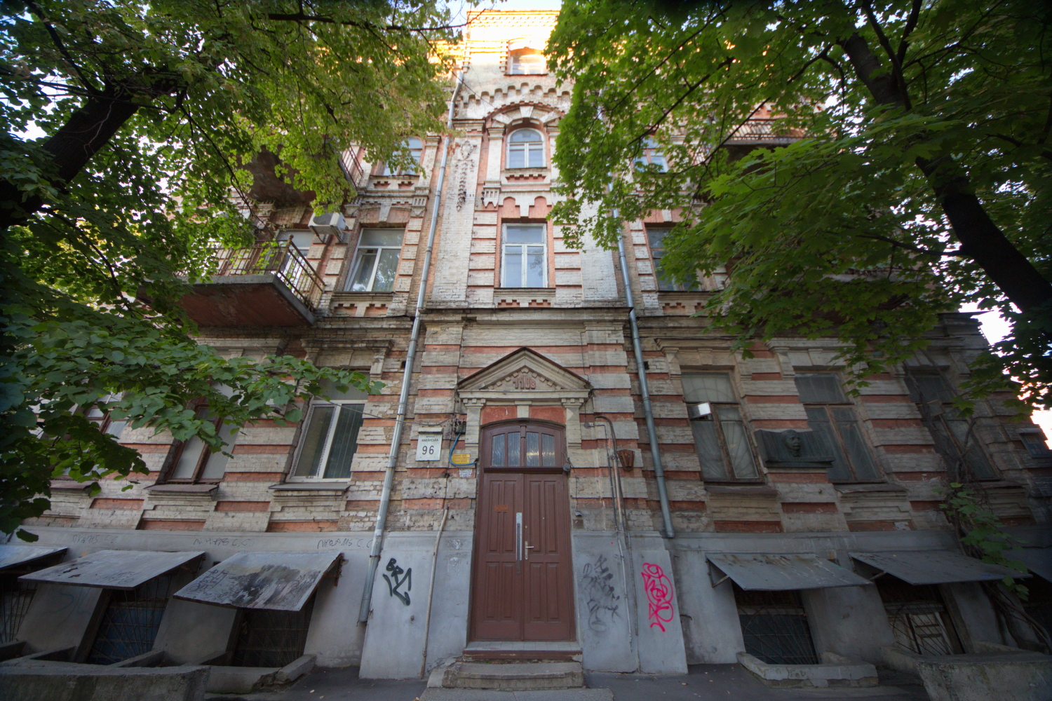 Улица Жилянская, 96 – Дом, в котором жил Панас Саксаганский