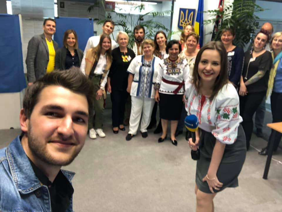 Вибори 2019: українці голосують і діляться кумедними фото