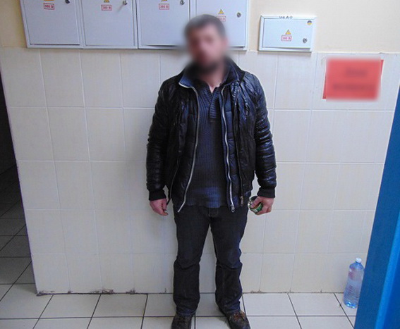 В Киеве иностранец украл из магазина две банки икры