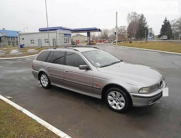 Во Львове полицейский присвоил себе чужой BMW
