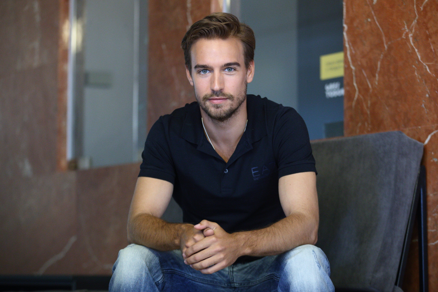 Орел и решка Ведущий шоу "Орел и решка" Пётр Романов