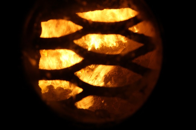 Через небольшое окошко можно наблюдать, как горит мусор в котле на заводе Энергия