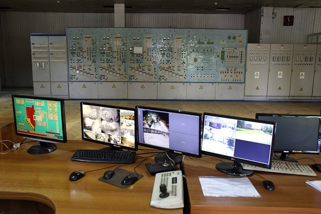 В щитовой, откуда происходит управление заводом Энергия