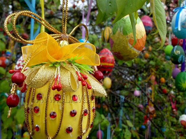 Пасхальное яйцо на чудо дереве