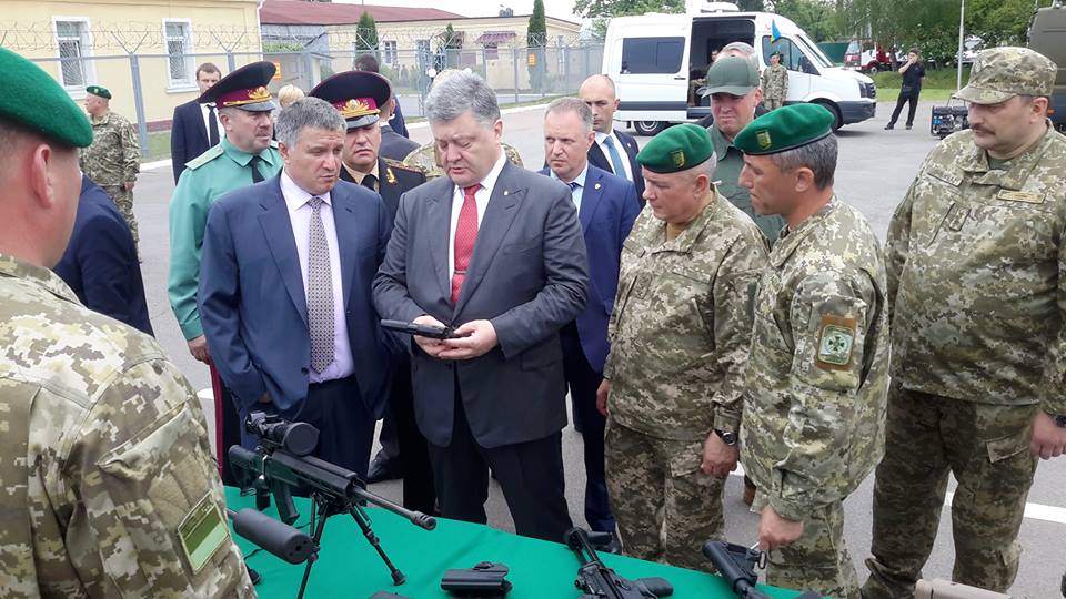 петр порошенко фото пистолет