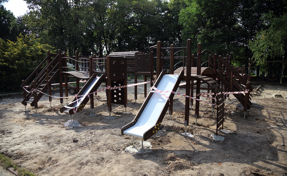 Рядом с парком качелей устанавливается большая детская площадка