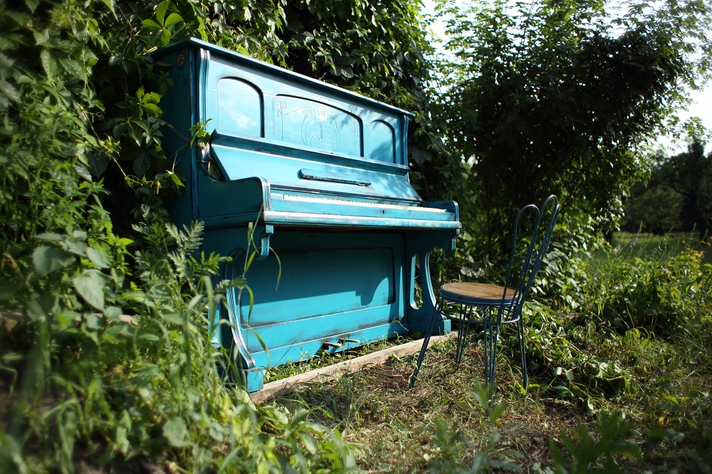 Пианино голубого цвета на ВДНХ