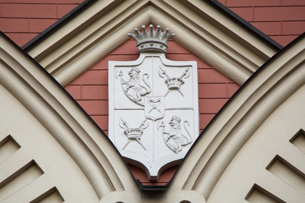 Над центральным входом дома Икскюль-Гильденбанда еще до сих мор размещен герб эстляндского рода