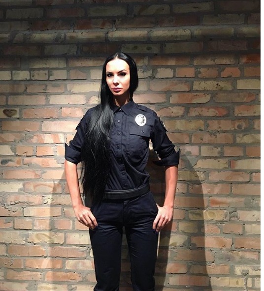 "Поліцейська лялечка": Людмила Мілевич похвалилася витонченою фігурою у формі