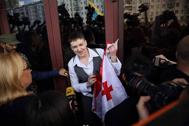 рузинский флаг Надежде Савченко подарили во время перекура