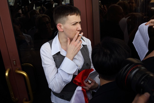 Надежда Савченко курит