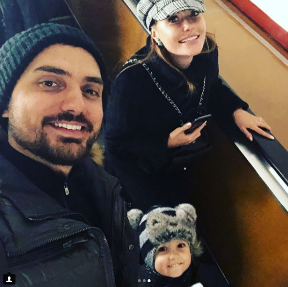 "Несподівана зустріч з кумиром": Слава з "НеАнгелів" з сім'єю проїхалась в київському метро (фото)