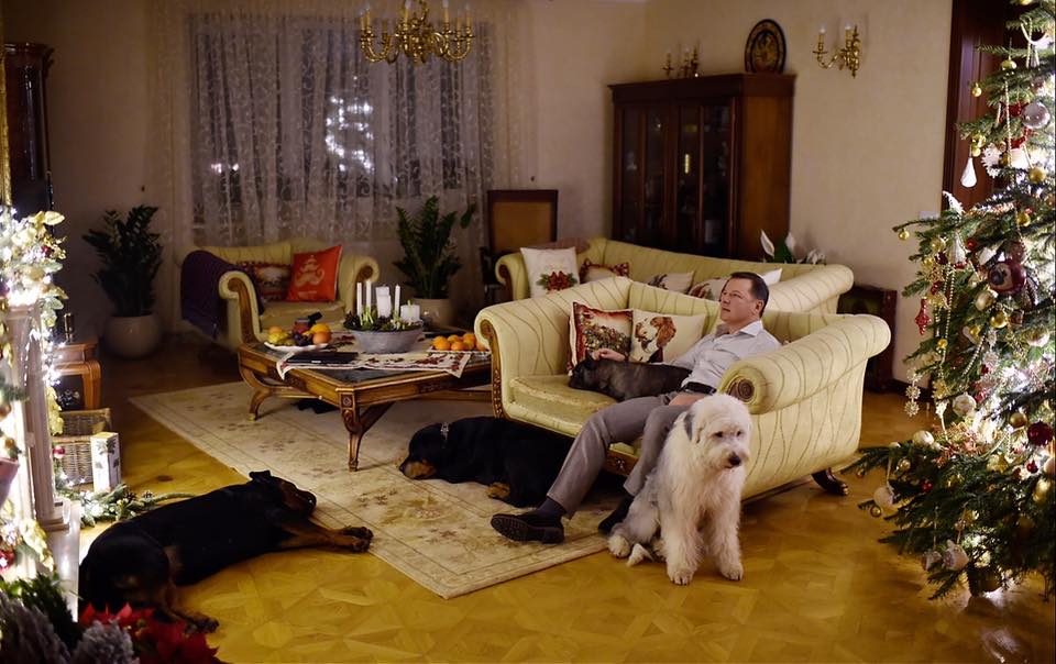 Собаки, эльфы и шампанское: как политики встретили Новый год 2018