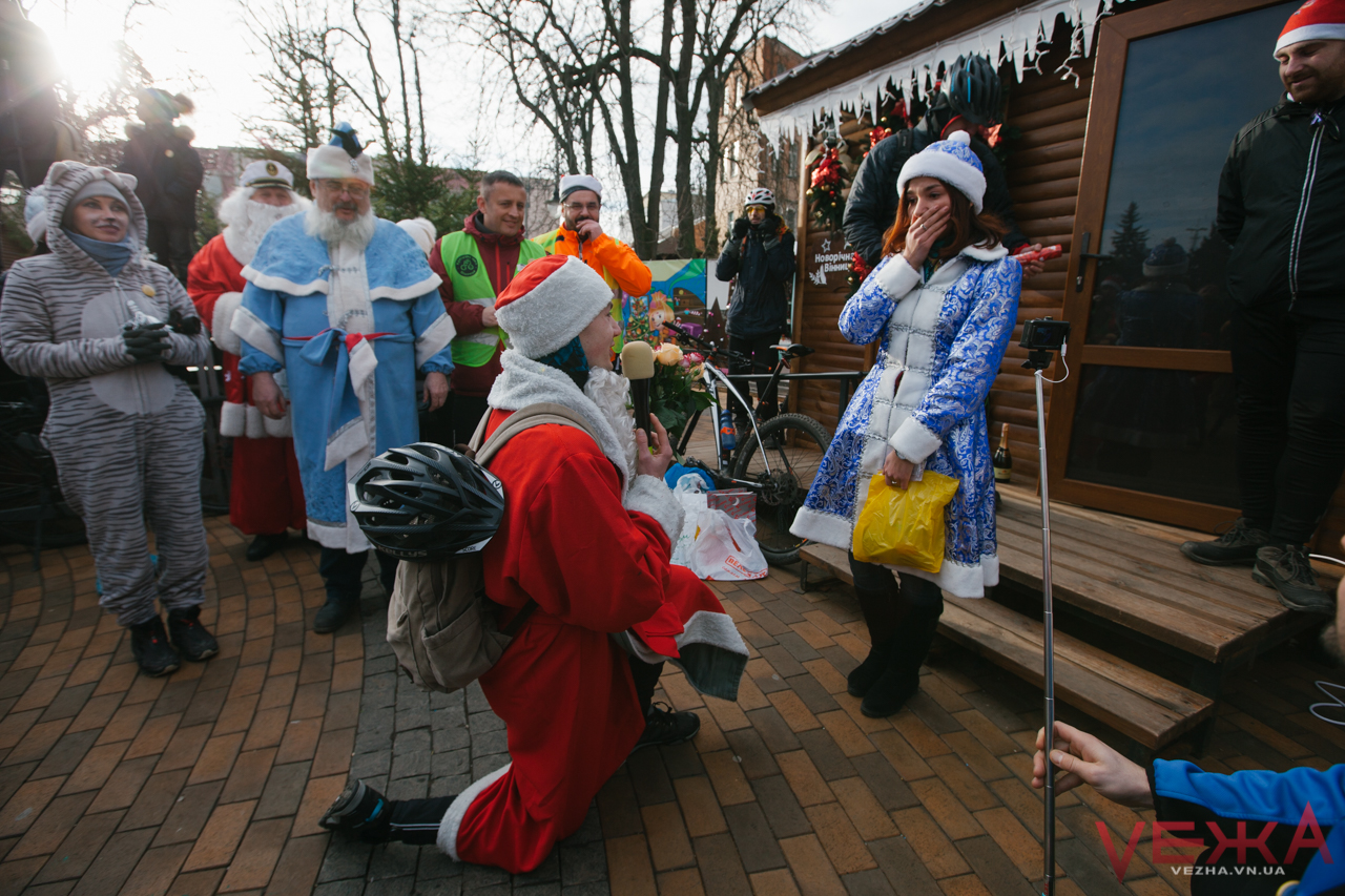 В Виннице Дед Мороз женится на Снегурочке: фото счастливых молодых