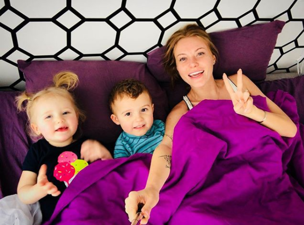 "Взагалі не схожа": українську співачку не впізнали без макіяжу (фото)