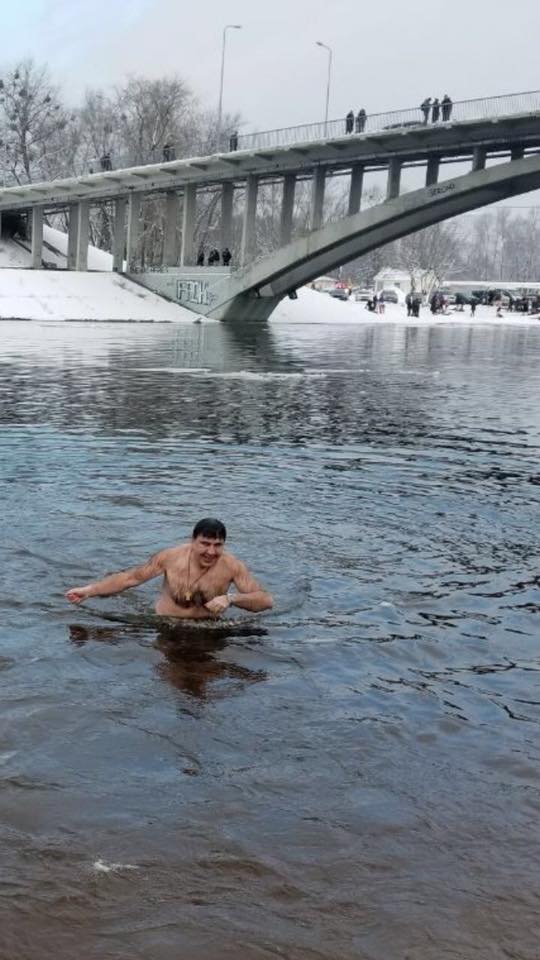"Хоч би зняв светр": в мережі висміяли купання Саакашвілі на Водохреща