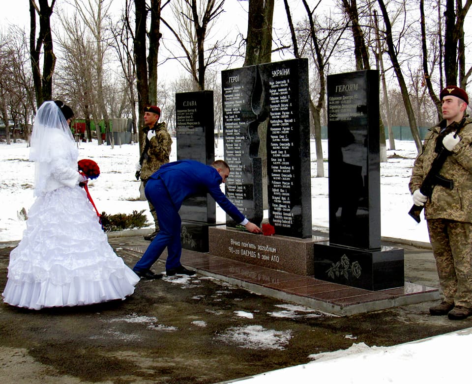 Дорога в необратимую сторону: сеть поразило трогательное фото памяти об украинских бойцах