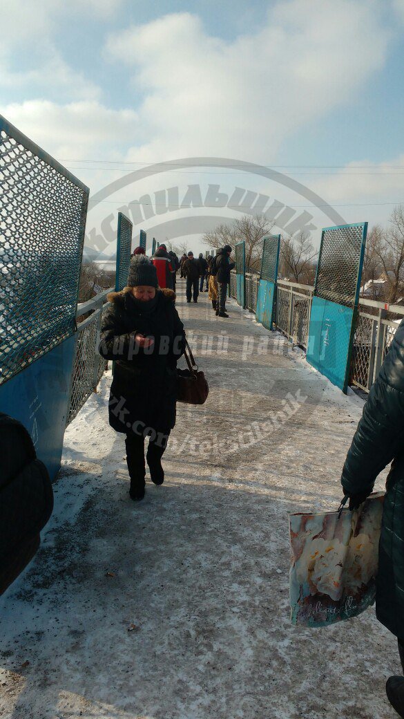 Мобільний зв'язок в "ДНР": люди підіймаються на міст, щоб зателефонувати (фото)