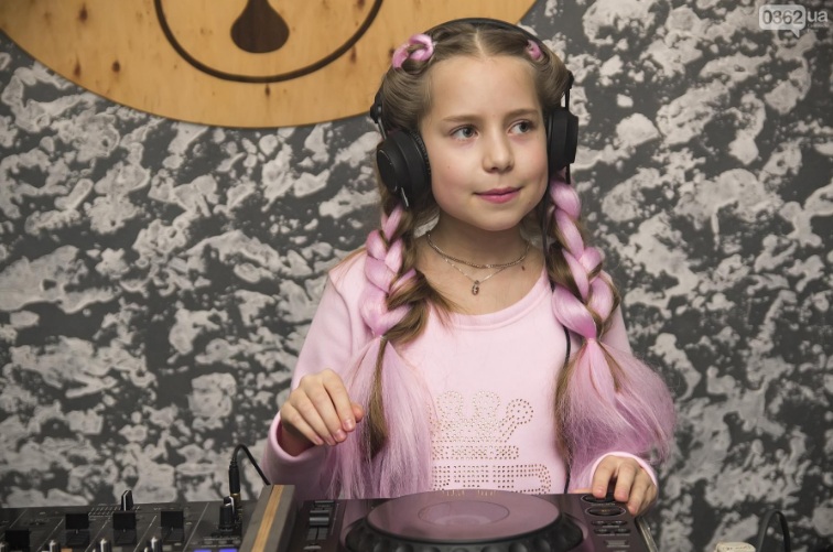 Десятирічна дівчинка стала наймолодшою діджейкою України