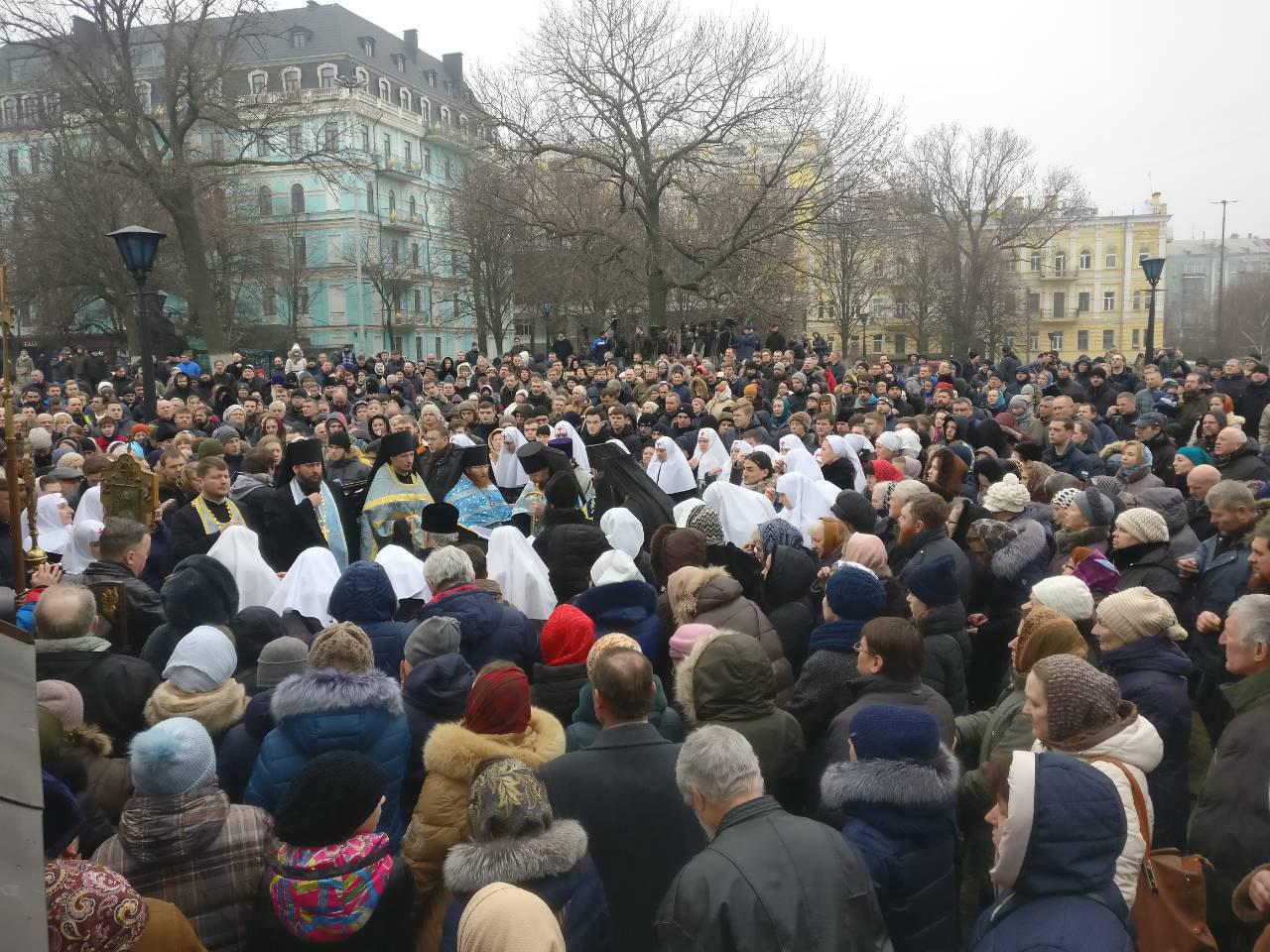 Тисячі киян вийшли на підтримку Десятинного монастиря