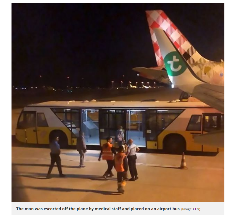 Люди теряли сознание: самолет экстренно посадили из-за запаха пассажира