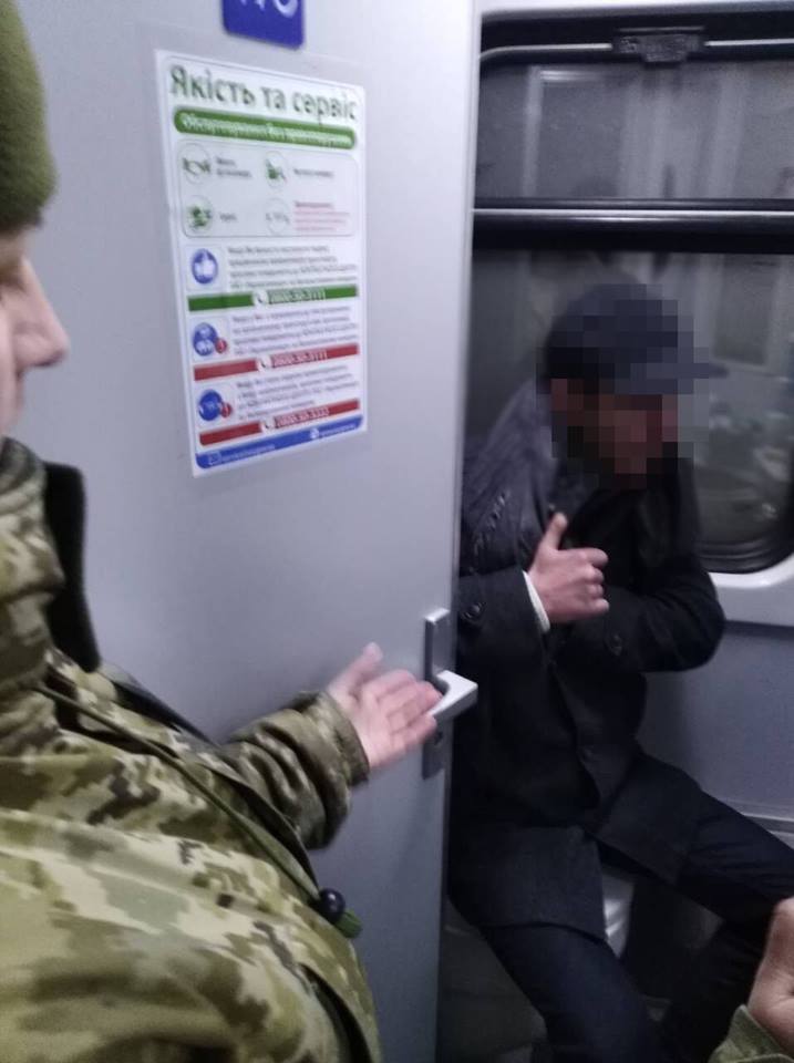Житель Львівської області намагався перетнути кордон з Польщею, сховавшись у вбиральні потягу